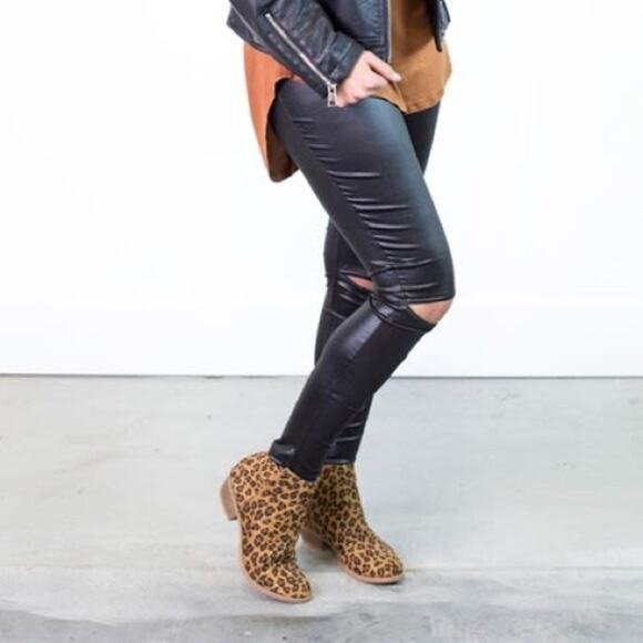 NEW GYPSY WARRIOR Legging Slit Knee Shiny Faux Leather Pleather X-Small NWOT - Picture 1 of 12